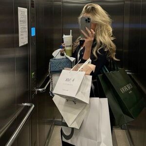 Meet your Posher, Ashley